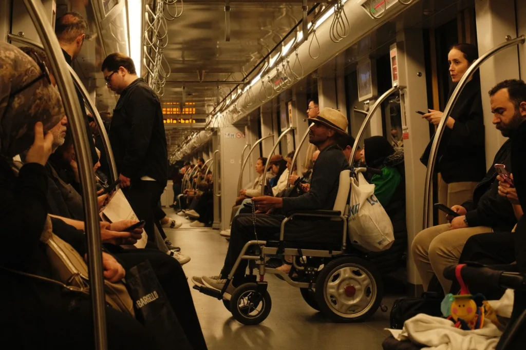 Personne en fauteuil roulant devant un train accessible