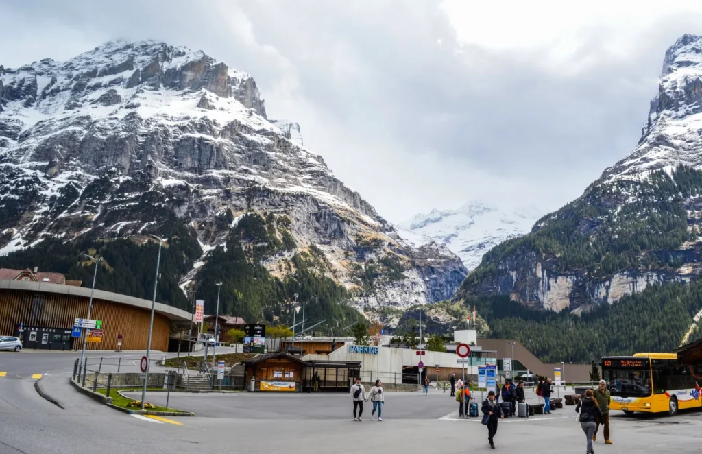 Bus postal sur une route de montagne en Suisse