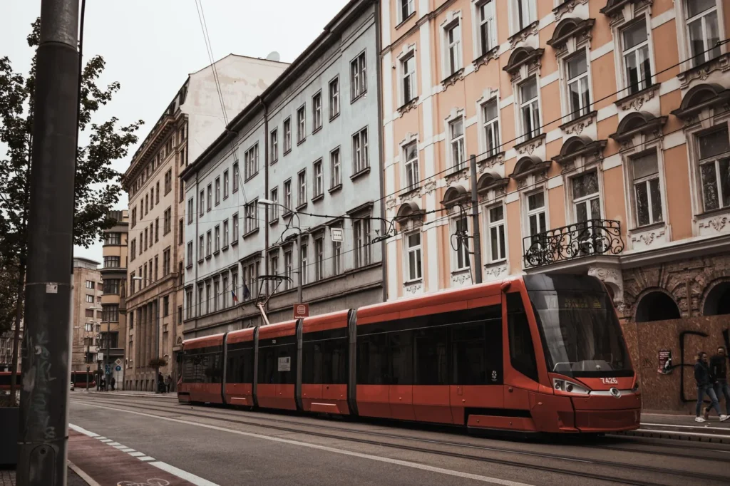 Tramway dans une rue de ville suisse