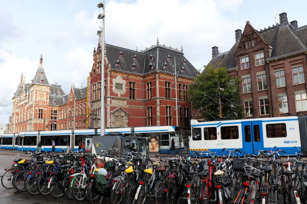 Vélos parqués près d’une gare
